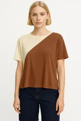Remera color marrón y beige con corte diagonal.