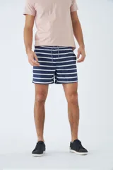 Short de baño azul con estampado de hojas y flores en blanco. Tiene cintura elástica con cordón ajustable, dos bolsillos laterales y uno trasero.