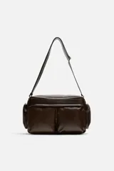 Bandolera marrón de piel envejecida con compartimento principal con cremallera, bolsillo interior plano y con cremallera, dos bolsillos frontales con botón a presión, dos bolsillos laterales con cremallera y asa de hombro ajustable de piel.