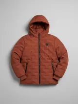 Campera puffer color ladrillo con capucha, cierre frontal con cremallera y bolsillos laterales con cremallera.