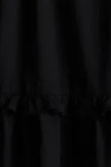 Vestido corto negro de algodón con breteles finos cruzados en la espalda, escote cuadrado, bordado floral en el busto y volados en el ruedo.