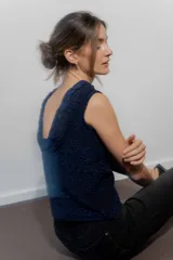 Musculosa azul marino tejida en hilo de algodón con trenza en el escote y espalda baja.