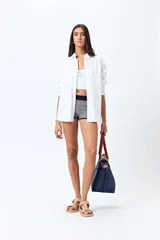 Short tejido a rayas horizontales en tonos beige y gris, con cintura ancha elastizada.