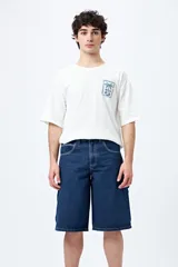 Bermuda carpenter de denim negro, corte relajado y largo a la rodilla, con costuras visibles y múltiples bolsillos funcionales.