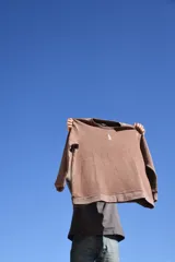Buzo marrón de algodón con cuello redondo y puños y cintura acanalados.