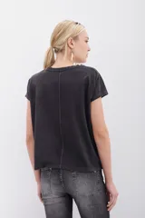 Remera negra de algodón con estampa esotérica en el frente con detalles en foil y tinta a contratono.