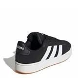 Championes Adidas Grand Court Alpha de cuero sintético negro con las tres tiras laterales blancas y suela blanca con base marrón.