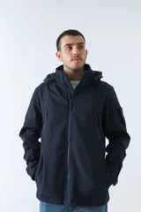 Campera negra para hombre con capucha ajustable y bolsillos con botones.
