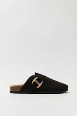 Zuecos negros con base de corcho, puntera cerrada y hebilla dorada decorativa.