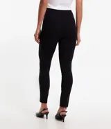 Pantalón skinny de bengalina negra, corte sastrero, tiro alto y cierre track frontal.