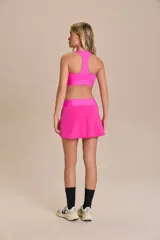 Pollera deportiva color verde lima, con short interno y bolsillo en la cintura.