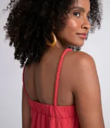 Vestido largo blanco de algodón con tirantes finos, escote cuadrado, detalles de laise en escote y ruedo, y lazo trenzado para atar en la cintura.
