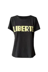 Remera gris acero de algodón pima, de corte holgado y largo a la cadera, con estampado frontal amarillo con la palabra 'Liberté'.