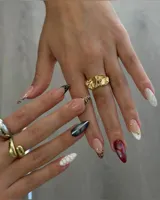 Anillo plateado con diseño irregular y abertura ajustable.