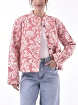 Chaqueta corta color salmón con estampado floral blanco, cuello mao y cierre frontal con botones de madera.
