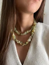 Collar corto de doble vuelta con cuentas irregulares de cuarzo turmalinado.