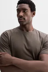 Camiseta slim fit de cuello redondo y manga corta, confeccionada en tejido de algodón con elasticidad.