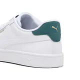 Championes de cuero blancos, de estilo tenístico, con detalles en verde en el talón y logo dorado.
