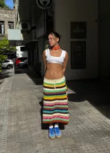 Pollera midi tejida a crochet con diseño a rayas horizontales de colores.