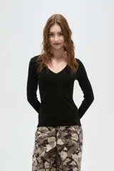 Remera manga larga de viscosa color blanco, ajustada al cuerpo y con cuello en V.