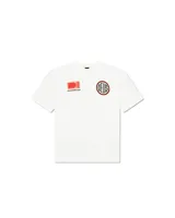 Remera blanca de manga corta con cuello redondo, logo Deus Ex Machina en el pecho y estampado Deus Racing Team en la manga.