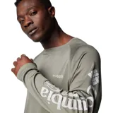 Remera de manga larga gris con logo de Columbia en el pecho y estampado en la manga.