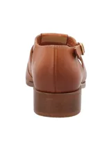 Zapato de cuero color marrón con punta trenzada, taco cuadrado bajo y hebilla ajustable.