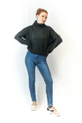 Sweater tejido color crudo, con cuello alto y diseño de trenzas verticales en el frente.