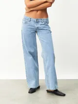 Pantalón de jean celeste de corte recto.