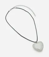Collar corto con cordón encerado negro y colgante de corazón plateado.