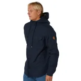 Campera azul marino con capucha forrada en sherpa, cierre frontal con botones y cremallera, bolsillos en el pecho y logo Rip Curl en parche de PU.