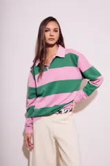 Sweater de algodón peinado a rayas horizontales rosas y verdes, con cuello polo y cierre parcial con botones.