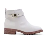 Bota corta blanca de cuero sintético, con hebilla dorada decorativa y suela marrón con plataforma baja.