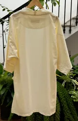 Kimono color camel confeccionado en muselina 100% algodón, con mangas 3/4 y bolsillos frontales.