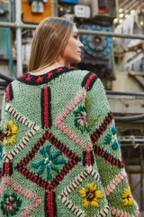 Sweater de lana tejido y bordado a mano en Uruguay, de calce holgado con cuello a la base y puños. Talle único similar a un M/L.