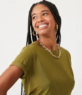 Blusa básica de algodón color tostado, de manga corta con dobladillo y nudo frontal.