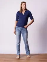 Blusa negra en tejido acanalado, marca Rio & Rian. Cuello solapa y escote en V en tejido calado.