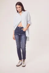 Blusa de rayas azul y blanco en calce oversize, confeccionada en 100% viscosa, suave y ligera.
