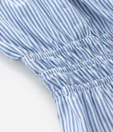 Vestido midi de tricolina con diseño de rayas celestes y blancas, escote cuadrado con lazo frontal, tirantes anchos y falda con volados escalonados.