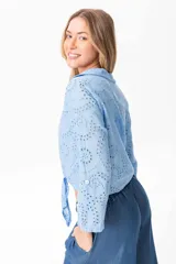 Camisa marrón con broderie, de corte recto, cuello clásico y manga corta.