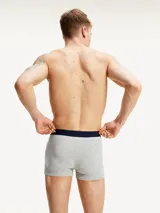 Pack de tres calzoncillos bóxer grises de algodón elástico con cintura elástica blanca con logo Tommy Hilfiger en azul marino.