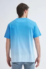 Remera celeste con efecto degradado tye dye y bolsillo en el pecho.