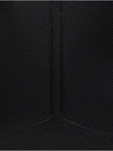 Mochila negra de estilo utilitario con compartimento principal acolchado para computador y múltiples bolsillos organizadores interiores. Presenta detalles en amarillo vibrante en las correas de compresión laterales y un parche con el logotipo de CAT en la parte inferior frontal.