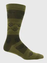 Calcetines largos de hombre color verde oliva con diseño jacquard de la cabeza de Yoda y franjas horizontales en tonos de verde más oscuro. La planta del pie tiene una inscripción.