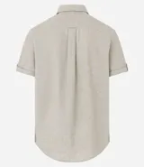 Camisa de hombre de manga corta en lino color blanco, con cuello clásico, botonadura frontal y bolsillo de parche en el pecho. Corte recto.