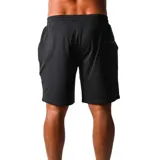 Bermuda deportiva negra, con cintura elástica ajustable con cordón, bolsillos laterales con cierre y logo de la marca estampado en blanco en la pierna izquierda.