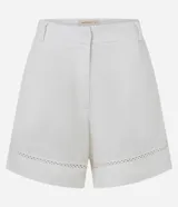 Short femenino confeccionado en viscolino de color blanco, con cierre tradicional, trabillas en la cintura y bolsillos. Presenta un detalle decorativo de entremeio calado en el bajo.