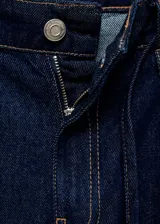 Pantalón de jean azul oscuro, de corte wide leg, tiro bajo y cintura con cordón ajustable.