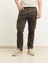 Pantalón de gabardina color marrón, corte slim fit, con bolsillos laterales tipo cargo.