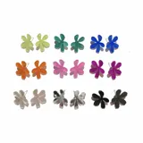 Pendientes en forma de flores pequeñas, disponibles en varios colores vibrantes.
